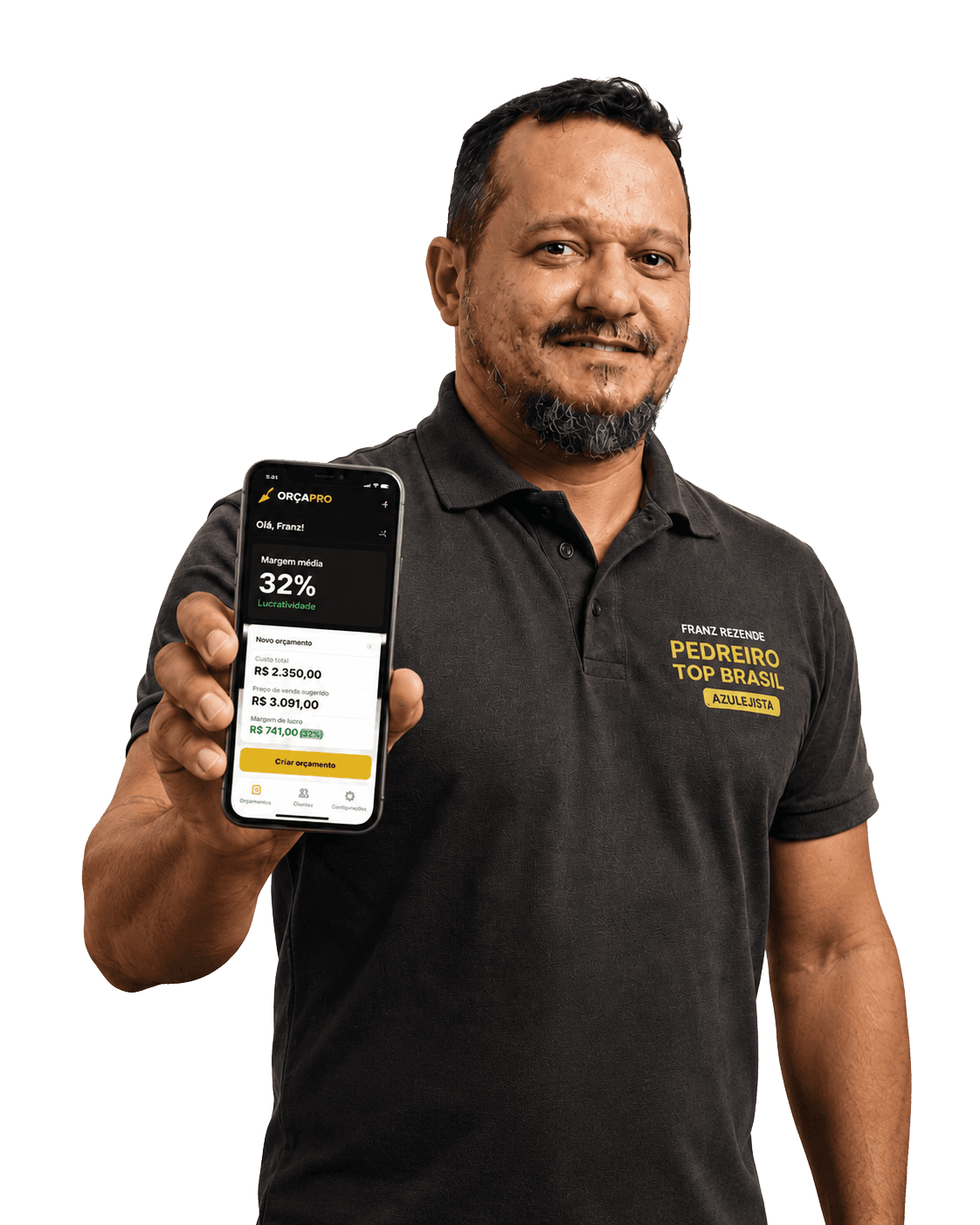 Franz Rezende segurando o app ORÇAPRO no celular
